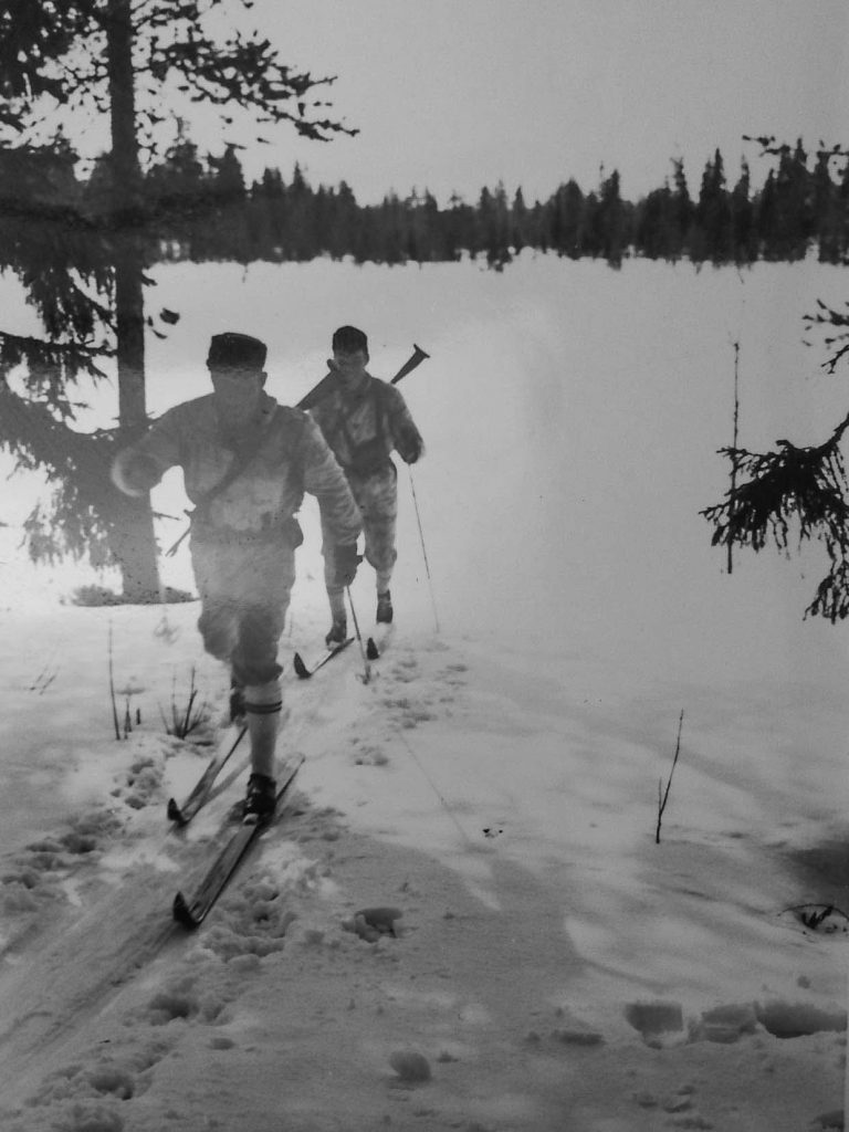 Alkuaikojen latu-uraa.