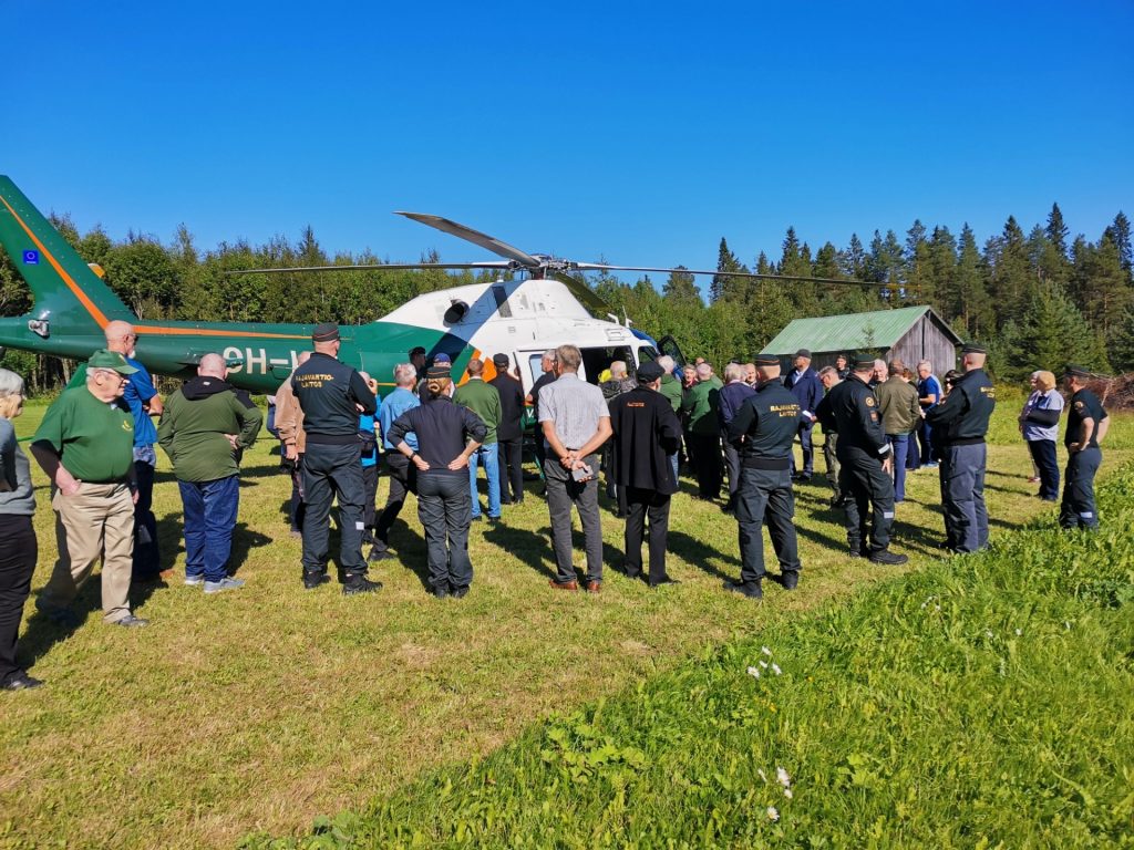 Perinnepäivien osanottajat tutustuivat Raatteessa myös RVL:n helikopteritoimintaan.